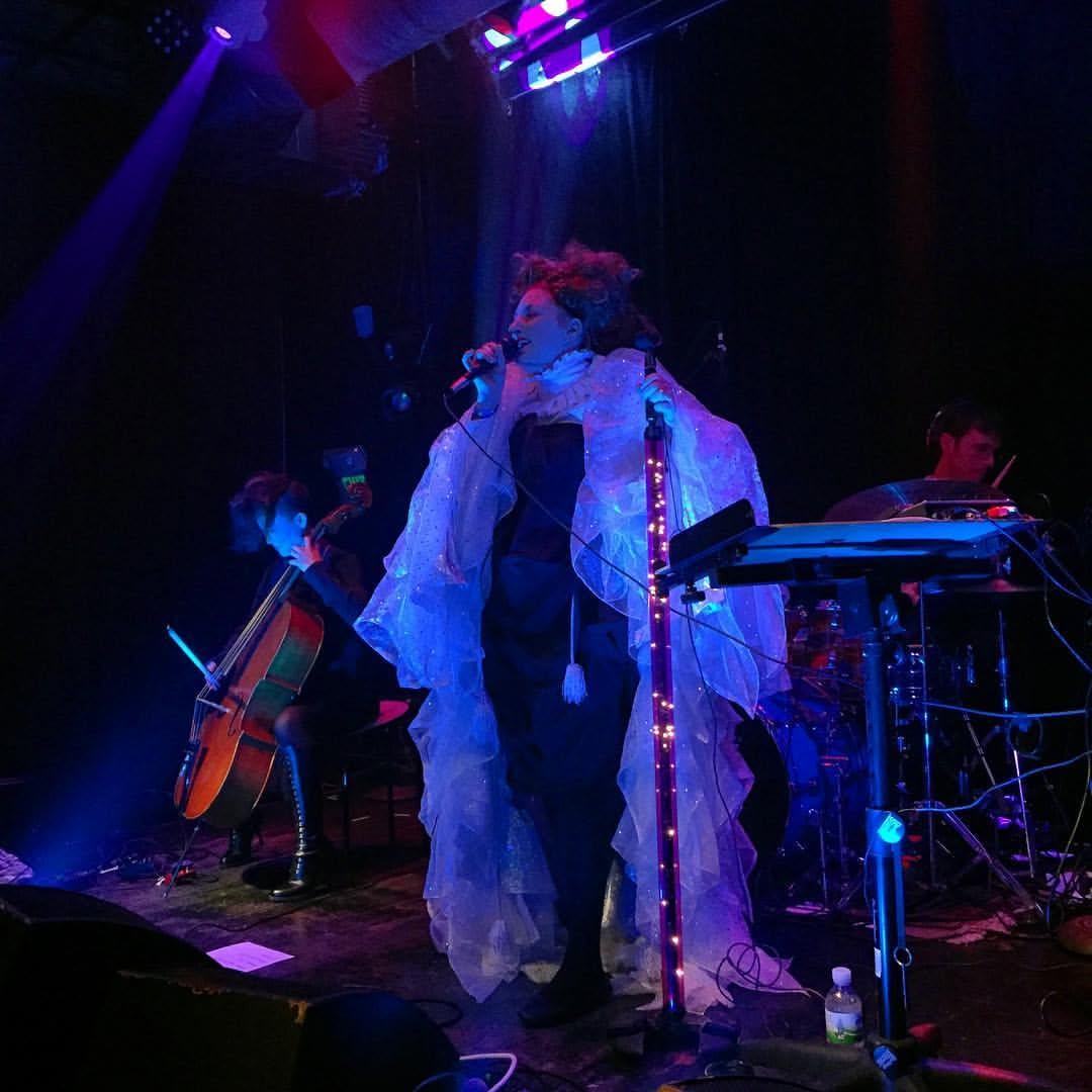 Lean into the Gravity / image